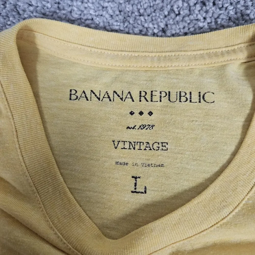 Banana Republic Graphic T-Shirts Men's Large Lot Of 2 Vintage Style Red Yellow